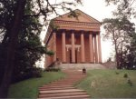  Kaplica - mauzoleum zbudowana w 1820 roku. Jest wierną kopią słynnej rzymskiej świątyni w Nimes. W podziemiach znajduje się mauzoleum Raczyńskich
