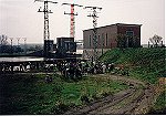 Zlotowicze przed elektrownią wodną w Raduszcu