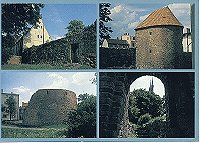  Dawne obwarowania miejskie z XVI w., budynek późnogotycki szkoły parafialnej (1604) i mury obronne, ruiny dawnej bastei XV w., baszta Pachołków Miejskich z XV w., widok na gotycką farę poprzez mury obronne - Świebodzin