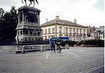  Statua Wielkiego Księcia William II wykonana z brązu, z tyłu miejski ratusz, Plac Williama - Luksemburg City