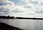  Sztuczne jezioro Dychowskie, w oddali pensjonat