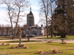  Wieża kościoła w Chateauneuf-sur-Loire i park przypałacowy