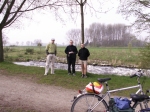 Nad rzeką Rur  w okolicach Hückelhoven, uczestnicy wycieczki od lewej: Krzysztof, Kuba i Tomek, Marcin robi zdjęcie