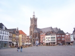 Stary rynek w Roermond i dominująca nad rynkiem katedra św. Krzysztofa