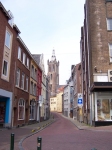 Wąskie uliczki prowadzą do starego rynku w Roermond