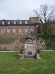 Przed zamkiem Wassenberg stoi konny pomnik, ale kto na koniu siedzi nie wiem