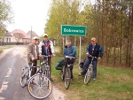 Po raz pierwszy w takim gronie ruszamy na rowerowy rajd. Od lewej Kamil, Robert, T. i Mirek - Bobrowice