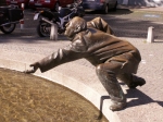 Jedna z figur fontanny pokazującej różne osoby płacące pieniędzmi - Aachen