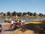  Miałem wrażenie, że wszyscy Holendrzy wsiedli na rowery w ten piękny słoneczny dzień - przeprawa promowa przez rzekę Mozę