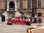 Zespół grający znane ludowe utwory przed ratuszem w Venlo