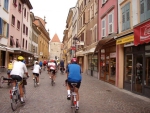 Grupa około 800 turystów przejechała ulicami miasta Yverdon-les-Bains