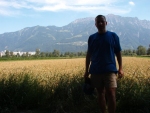 Od tego  miejsca gdzie stoję do gór za mną rozciąga się Księstwo Liechtenstein, w swoim najszerszym miejscu ma 6 km