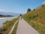 Na ścieżce rowerowej biegnącej wzdłuż Renu