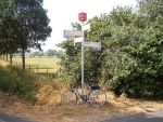 Na jednym ze skrzyżowań szlaków rowerowych jeszcze po stronie niemieckiej, tablica informacyjna zawiera numer szlaku, nazwę miejscowości oraz liczbę kilometrów