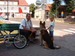 Juleczka z psem Reksem i sympatycznym Panem z Torgelow w Niemczech. Jak dowiedzieliśmy się od właściciela, Reks był właśnie na wakacjach, na co dzień pracuje na przejściu granicznym szukając narkotyków