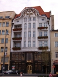 Jedna z kamienic okalających Plac Wolności, obecnie siedziba banku - Poznań.
