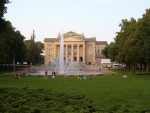 Oaza zieleni znajdująca się pomiędzy placem Mickiewicza a Teatrem Wielkim. Centralną część zajmuje fontanna. Park powstał w latach 1907-10 na terenie dawnych fortyfikacji pruskich.