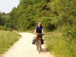 Wśród malowniczych lasów jedziemy szlakiem rowerowym zwanym - Doliną Bogdanki. Szlak ma swój początek w Parku Sołackim i po 13 km łączy się w Chwaliszewie z poznańskim pierścieniem