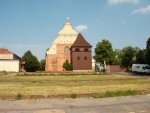 Fasada kościoła św. Wojciecha w Poznaniu z widoczną drewnianą dzwonnicą