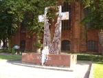 Pomnik Tysiąclecia - odsłonięty w roku 2000, autorstwa J. Szostały, wykonany w Saint Louis. Stylizowany rozdarty krzyż będący alegorią stosunków polsko-niemieckich na przestrzeni tysiąca lat. Obok postacie Bolesława Chrobrego i Ottona III.