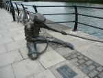 W Dublinie jest wiele rzeźb z brązu, tu jedna z nich The Linesman (pracownik portowy pdczas pracy) autorstwa Dony Mac Manusa