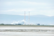 Nie najładniejszy widok, górujące nad Dublinem dwa kominy elektrowni