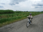 Szczęśliwa Juleczka na swoim rowerze