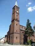 Kościół p.w. Podwyższenia Krzyża Świętego, neogotycki, murowany z cegły, bazylikowy, z wysmukłą wieżą, wzniesiony w latach 1853 - 1857 przez Augusta Stüllera.