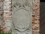 Pamiątkowa tablica umieszczona przed drzwiami wejściowymi do kościoła