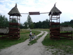Do grodu wjeżdża się bramą nad którą widnieje napis Goskar (Goskar to dawna nazwa miejscowości Gostchorze).