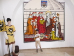 Sala Henrykowska, na ścianie rzucają się w oczy dwie postacie: Henryk Brodaty i św. Jadwiga. Ich postacie namalował J. Szymczak.
