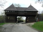 Brama małego skansenu będącego częścią Muzeum Pierwszych Piastów na Lednicy