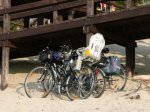Wisełka oddalona jest o ponad kilometr od morza, rowery okazały się niezastąpione w szybkim pokonywaniu tej odległości. Parkowaliśmy je zawsze na plaży przy schodach.