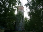 Latarnia działa od 1962 r. jej zasięg światła wynosi 16 mil morskich a wysokość światła 91,5 m n.p.m. Wieża latarni do wysokości 10 m wykonana jest z kamienia a wysokość całej wieży wynosi 18,2 m. Latarnia ta ma najwyżej położone światło w Polsce.