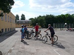 Przed SP nr 3 na osiedlu Piastowskim w Poznaniu zbierają się chętni do wyjazdu na wycieczkę rowerową, organizatorkami są dwie Panie nauczycielki Małgorzata Jakubowska i Anna Jopp