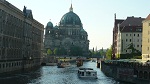 Z wyspy przez most na Szprewie jadę w kierunku katedry berlińskiej.