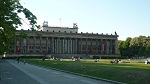 Stare Muzeum (niem. Altes Museum) wybudowane w latach 1825/1828 przez Karla Schinkela w stylu klasycystycznym. Na parterze znajdują się głównie zbiory rzeźb greckich, etruskich i rzymskich, na piętrze natomiast zbiory sztuki staroegipskiej.