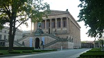 Stara Galeria Narodowa (niem. Alte Nationalgalerie) to berlińskie muzeum, którego ekspozycja obejmuje XIX wieczne malarstwo i rzeźbę. Budowę gmachu muzeum rozpoczął Friedrich August Stüler, a po jego śmierci ukończył w roku 1876 Johann Strack.