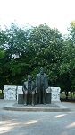Pomnik Karola Marksa i Fryderyka Engelsa, dzieło Ludwiga Egelharta z 1986 roku.
