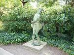 W przypałacowym ogrodzie spotkałem złodzieja kur(czaków), dzieło Hermanna Joachima Pagelsa.