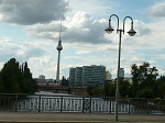 Słynna berlińska wieża radiowo-telewizyjna góruje nad miastem i jest widoczna z wielu miejsc.
