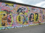 Berliński mur na którym powstała galeria ma kilometr długości i jest najdłuższym zachowanym fragmentem muru.