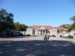 Pałac w Czerniejewie - pałac Lipskich - znajduje się na północnym skraju miasta, połączony z nim długą aleją.