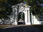 Klasycystyczna brama wjazdowa, ozdobiona czterema kolumnami i herbem Skórzewskich - Czerniejewo