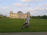 Arbeitskollege Adam na wypożyczonym bicyklu przed Reichstagiem.