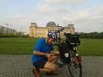 Oj trzeba dopompować, z tyłu budynek Reichstagu, siedziba niemieckiego Bendestagu.