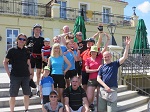 Uczestnicy wycieczki przed pałacem w Jaszkowie.