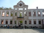 Czwartą (2-dniową) wycieczkę PTS-u z cyklu Poznajemy dwory i pałace Wielkopolski zaczęliśmy na dworcu kolejowym w Żmigrodzie w województwie dolnośląskim. Z dworca pojechaliśmy zobaczyć ruiny pałacu Hatzfeldów (1656-1658).