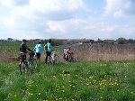 W niedzielę 26 kwietnia zainaugurowaliśmy w PTS-ie wycieczkowy sezon rowerowy. Na pierwszą wycieczkę wybraliśmy się pociągiem do Kościana a stamtąd na rowerach przemierzaliśmy piękne zakątki Wielkopolski.
