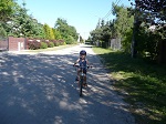 To jego pierwsza wycieczka na swoim rowerku.
